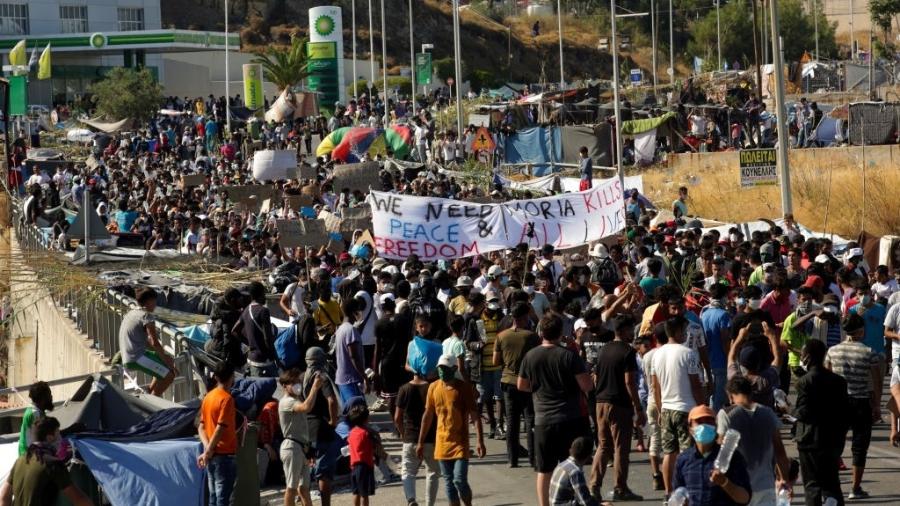 11.set.2020 - Milhares de imigrantes e refugiados fazem protesto perto de Mytilene, na Grécia - Getty Images