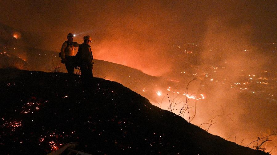 Bombeiros combatem incêndio florestal em Yorba Linda, na Califórnia - Robyn Beck/AFP