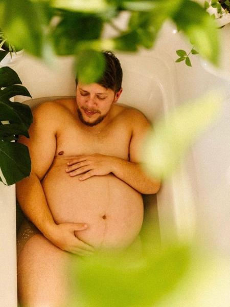 Danny Wakefield faz ensaio gestante em banheira - Reprodução/Instagram
