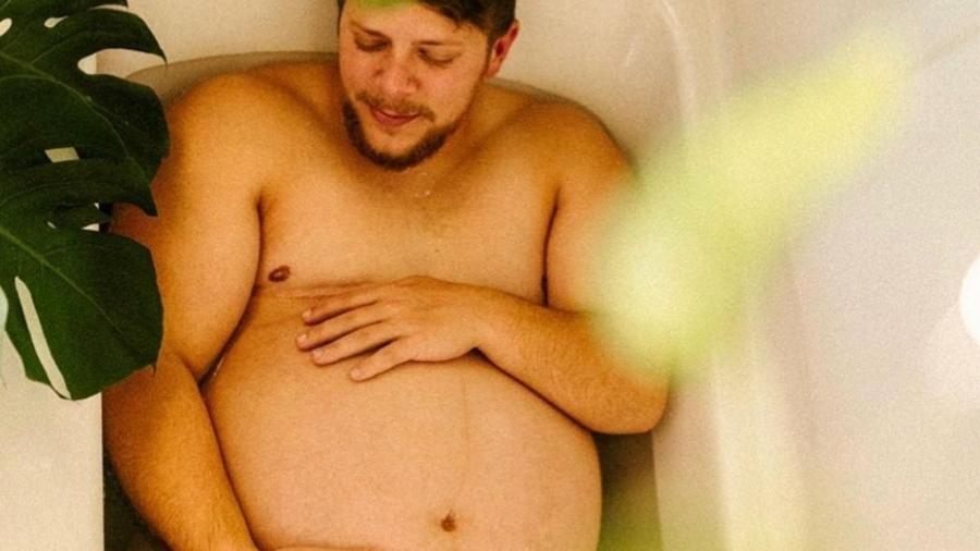 Danny Wakefield, o homem trans, faz ensaio gestante em banheira - Reprodução/Instagram