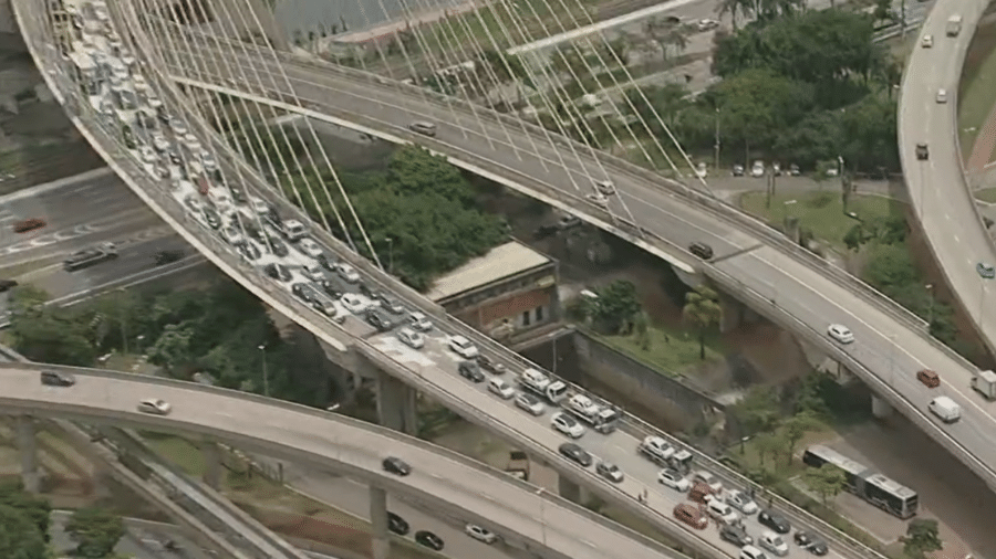 Imagens da TV Globo mostraram revendedores formando uma fila de carros na Ponte Octávio Frias de Oliveira - Reprodução/TV Globo