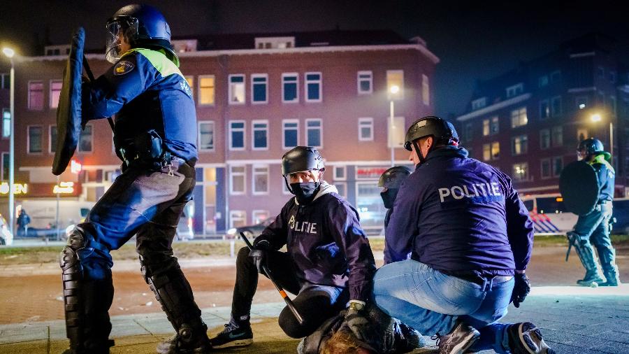 25.jan.2021 - Policiais prendem homem durante confronto com grupo em Roterdã, na Holanda, após a introdução de um toque de recolher contra o coronavírus - Marco de Swart/ANP/AFP