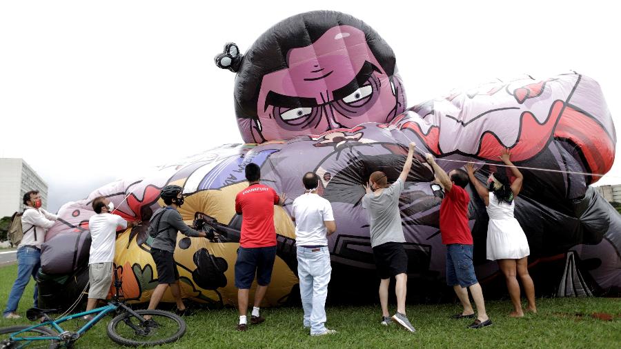 21.fev.2021 - Manifestantes enchem boneco inflável o presidente Jair Bolsonaro em protesto contra o governo em Brasília - REUTERS/Ueslei Marcelino