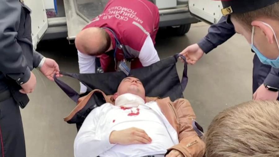 Prisioneiro bielorrusso Stepan Latypov tenta cortar o pescoço durante audiência - RFE/RL/Reuters