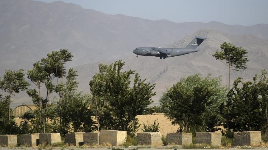 Avião da Força Aérea americana pousa na Base de Bagram; retirada  - Wakil Kohsar/AFP