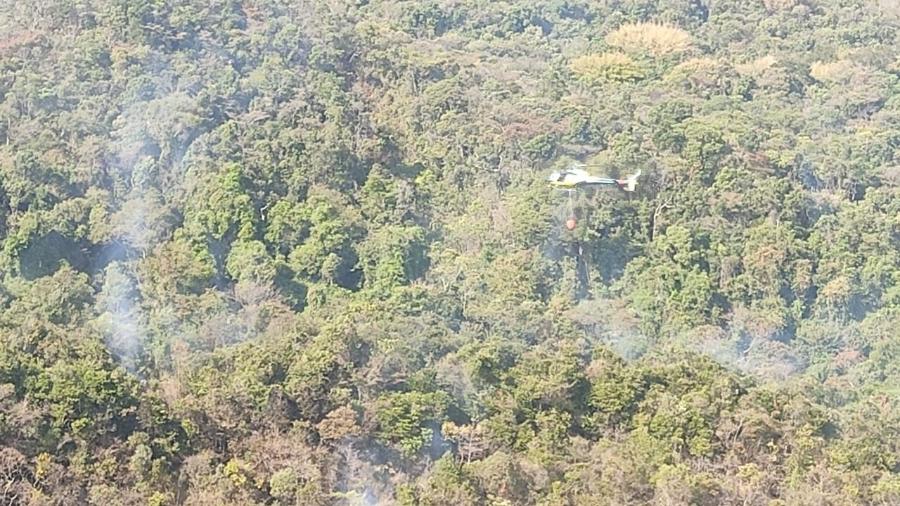 Helicóptero sobrevoa montanhas no Parque das Mangabeiras, em Belo Horizonte, lançando bolsas d"água em áreas atingidas pelo fogo - Corpo de Bombeiros de Minas Gerais