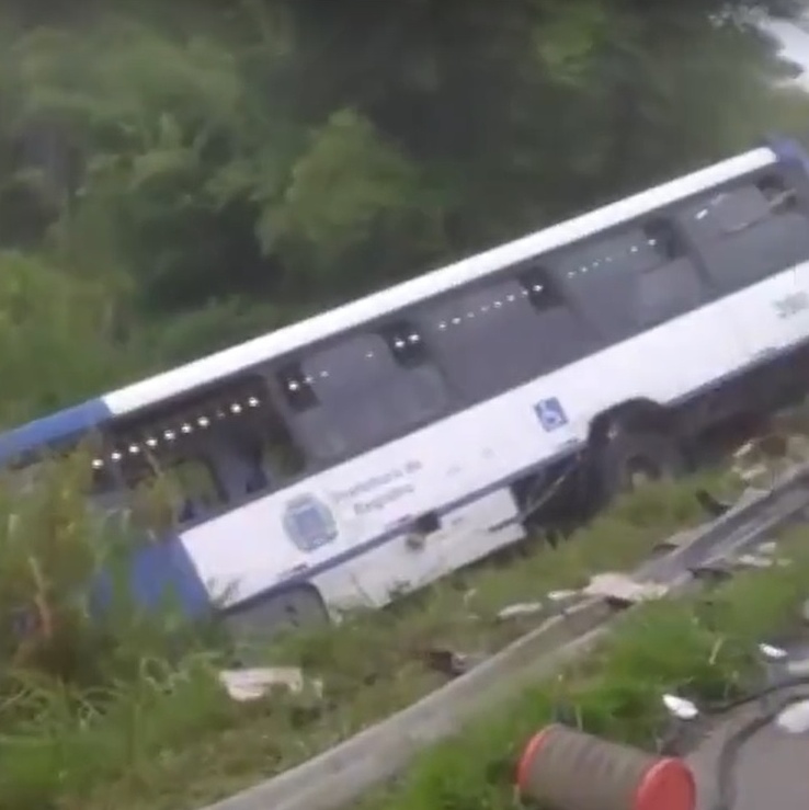 Ônibus de sacoleiros cai em ribanceira e deixa dois mortos e 15