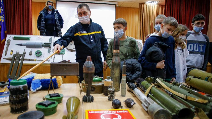 Agentes de segurança da Ucrânia organizaram o treinamento após uma série de ameaças falsas de bomba forçarem a desocupação de escolas da capital Kiev, e em outras cidades - REUTERS/Valentyn Ogirenko