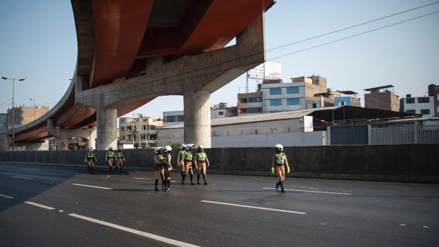 05.abr.22 - Policiais são colocados em um posto de controle na rodovia Panamericana em Lima - ERNESTO BENAVIDES/AFP