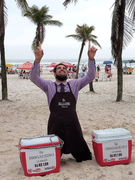 Empreendedor Marlon Barbosa, 31, vende brigadeiros na praia vestindo camisa social e gravata - Reprodução/Instagram/@srbrigadeiroguaruja