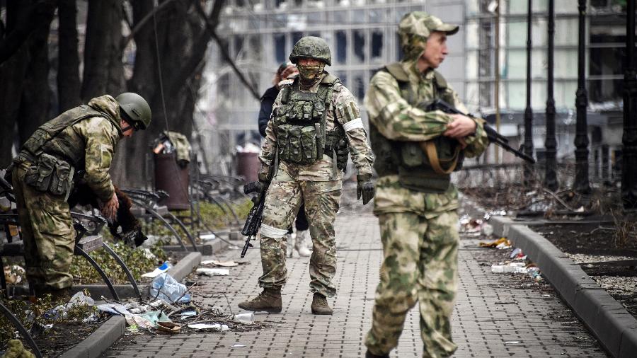 12.abr.2022 - Soldados russos caminham por uma rua em Mariupol, enquanto as tropas russas intensificam uma campanha para tomar a cidade portuária estratégica da Ucrânia - Alexander Nemenov/AFP