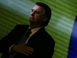 Bolsonaro in front of the screen with the Brazilian flag on his chest - Reuters - Reuters