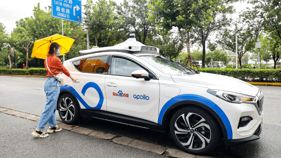 Passageira embarca em táxi autônomo do projeto Apollo, da empresa chinesa Baidu