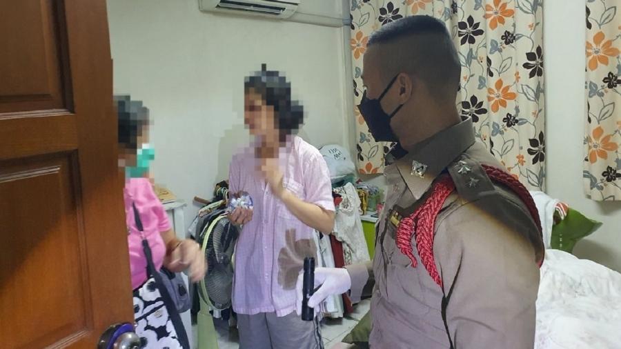 Mulher foi resgatada por policiais três dias após ficar presa no banheiro - Reprodução/Facebook Delegacia de Polícia de Nakhon Baal
