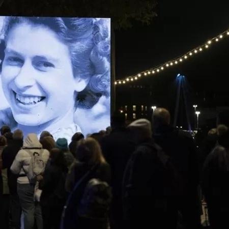 Cidadãos fizeram uma enorme fila para dar adeus a Elizabeth 2ª - PA MEDIA