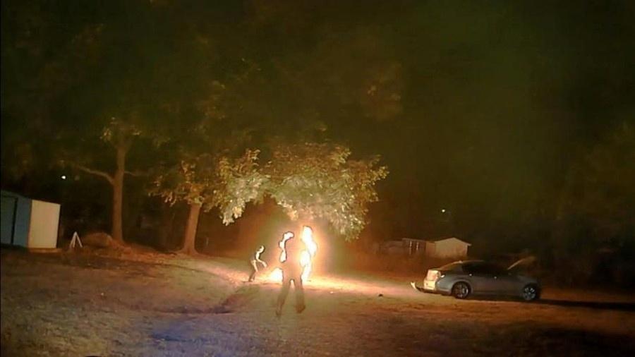 Homem é engolido por chamas após perseguição policial - Divulgação/Arkansas State Police
