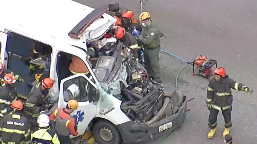 Bombeiros precisaram usar alicate hidráulico para acessar o motorista, preso nas ferragens da ambulância - TV Globo/Reprodução