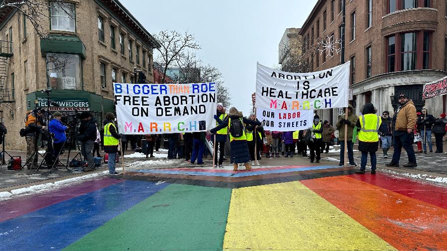 Manifestantes pró-aborto marcham para o Capitólio, em Madison, Wisconsin (EUA) - 22.jan.2023 - Eric Cox/Reuters