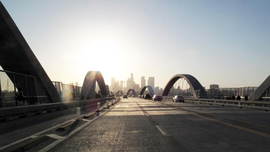 Adolescente morreu tentando escalar um dos arcos do 6th Street Viaduct, em Los Angeles, na madrugada do sábado - Downtowngal/Reprodução de redes sociais