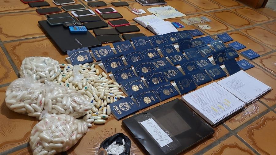 Passaportes e cápsulas de drogas foram encontradas com suspeitos na Vila Sônia (SP)