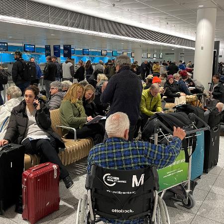 Passageiros aguardam no aeroporto de Munique em meio a nevasca na Alemanha