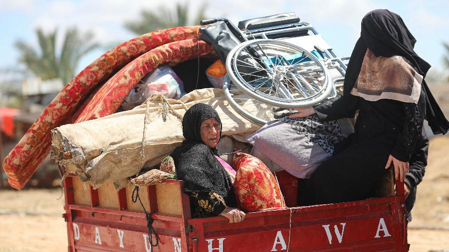 Palestinos que fugiram de Rafah depois que os militares israelenses começaram a retirar civis - REUTERS/Ramadan Abed