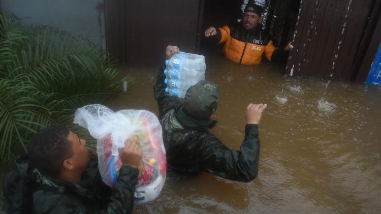 No último domingo (12), membros da Marinha forneceram suprimentos para um homem que se recusou a sair de casa durante as enchentes, em Eldorado do Sul (RS)
