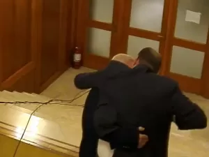 Parlamentar ataca e morde nariz de colega na Romênia; vídeo