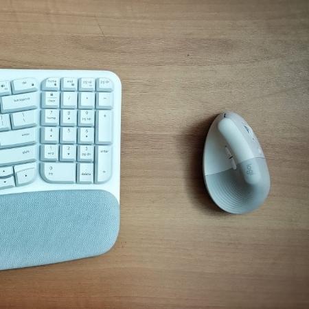 Mouse e teclado ergonômicos vistos de cima