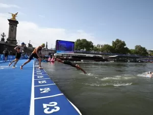 Qualidade da água do rio Sena volta a ser questão antes de prova de triatlo