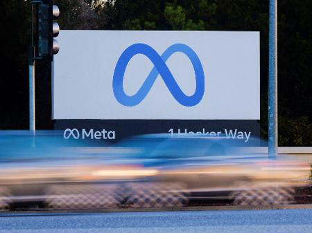 Entrada na sede da Meta com o logotipo da empresa, em Mountain View, na Califórnia (EUA) - Peter Dasilva/Reuters