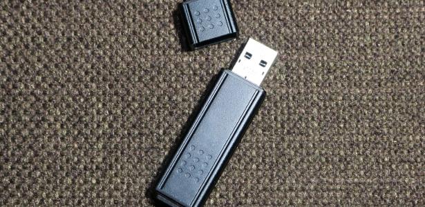 O que acontece ao plugar um pen drive em um carregador de celular?
