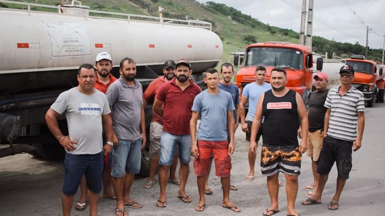 Pipeiros protestam contra atraso do governo federal em Bom Jardim (PE)