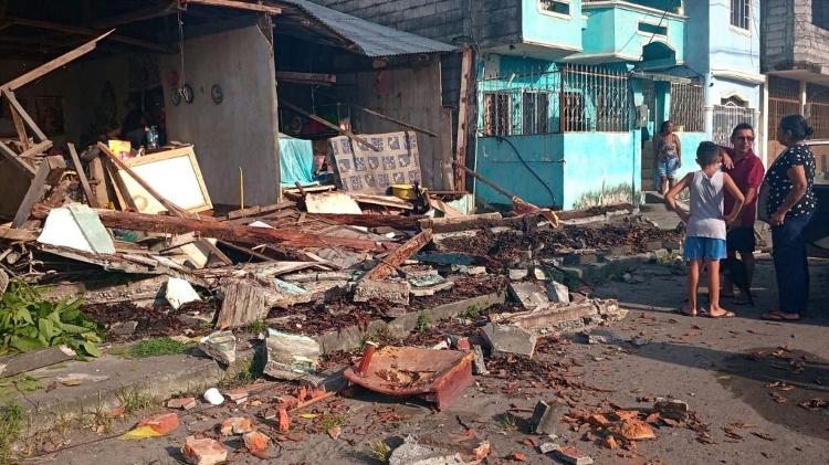 25.abr.2025 - Família em frente a escombros de uma casa que ficou danificada após um terremoto no Equador 25.abr.2025 - Família em frente a escombros de uma casa que ficou danificada após um terremoto no Equador