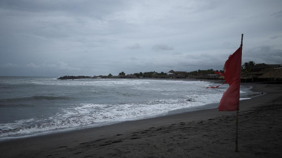 17.jun.2025 - Bandeira vermelha alerta sobre condições perigosas em praia em San Benito, no Estado mexicano de Chiapas - Damian Sanchez/REUTERS