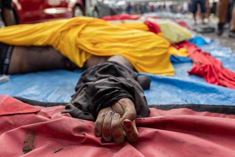 Dezenas de corpos são retirados de área de mata um dia após operação no Complexo da Penha, no Rio