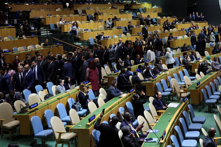 Delegados deixam o plenário da Assembleia Geral enquanto o primeiro-ministro de Israel, Benjamin Netanyahu, chega para discursar na 81ª Assembleia Geral das Nações Unidas