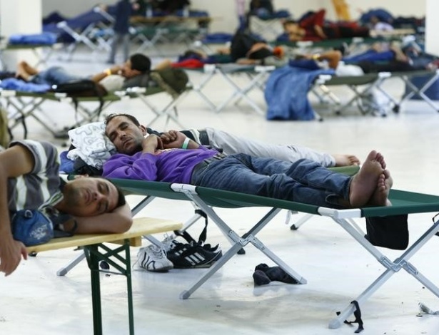 Refugiados descansam em abrigo temporário em Freilassing, na Alemanha - MICHAELA REHLE