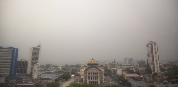 O Teatro Amazonas (ao centro) fica envolto em fumaça em Manaus, Amazonas, em foto do dia 20 de outubro - Raphael Alves/ AFP