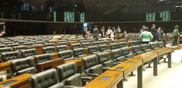 Leitura de três horas do pedido de impeachment esvazia plenário  - Felipe Amorim/UOL