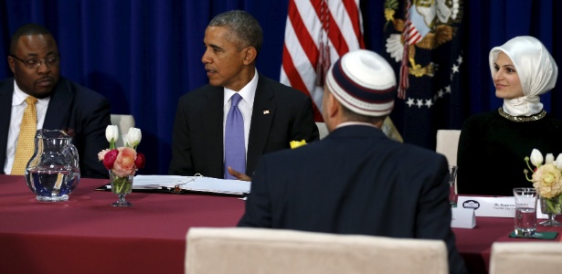 O presidente dos EUA, Barack Obama, conversa com representantes da comunidade muçulmana em uma mesquita em Baltimore, Maryland - Jonathan Ernst/Reuters