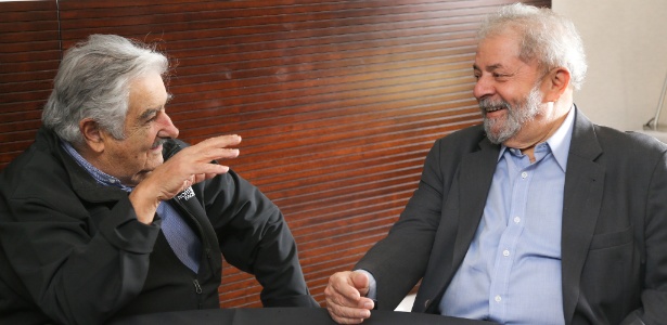 Encontro entre os ex-presidentes Lula (d) e Pepe Mujica em 2016, em Brasília