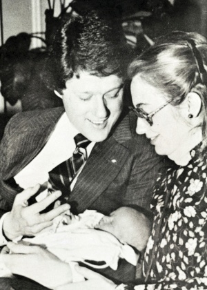 Bill e Hillary Clinton com Chelsea em 1980 - Clinton Presidential Library via The New York Times