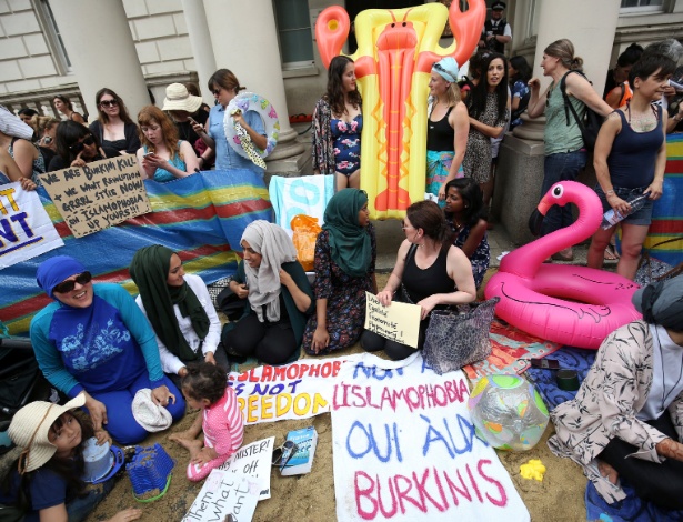 Manifestantes protestam contra a proibição do burquíni diante da Embaixada da França em Londres, no Reino Unido - Neiil Hall/Reuters