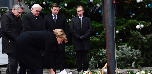 Merkel presta tributo às vítimas do atentado - Tobias Schwarz/AFP
