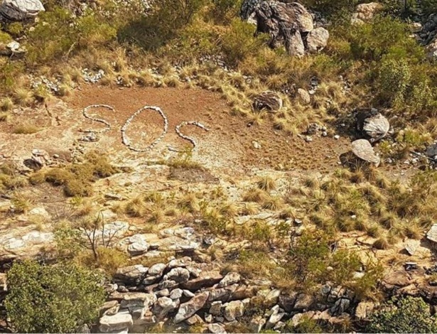 O sinal, feito de pedras, foi visto por um piloto de helicóptero - WA POLICE/BBC
