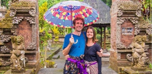 Simon Fairbair e Erin McNeaney em sua base atual, a ilha de Bali, na Indonésia - Acervo pessoal/BBC