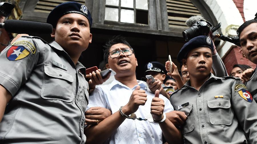 3.set.2018 - O jornalista Wa Lone carregado por policiais após prestar esclarecimentos em Yangon, Mianmar - AFP