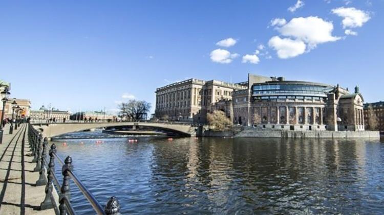 - deputados suecos nao legislam sobre seus proprios salarios 1550347868512 v2 750x421 - Na Suécia, deputados não têm assessores, dormem em quitinete e pagam pelo cafezinho CAMILLA SVENSK/SVERIGES RIKSDAG - deputados suecos nao legislam sobre seus proprios salarios 1550347868512 v2 750x421 - Na Suécia, deputados não têm assessores, dormem em quitinete e pagam pelo cafezinho