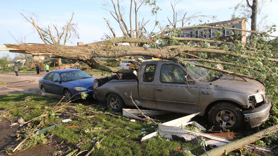 28.mai.2019 - Árvore cai em cima de carros durante a passagem de um tornado em Trotwood, próximo a Dayton, Ohio, nos Estados Unidos - Aaron Josefczyk/Reuters